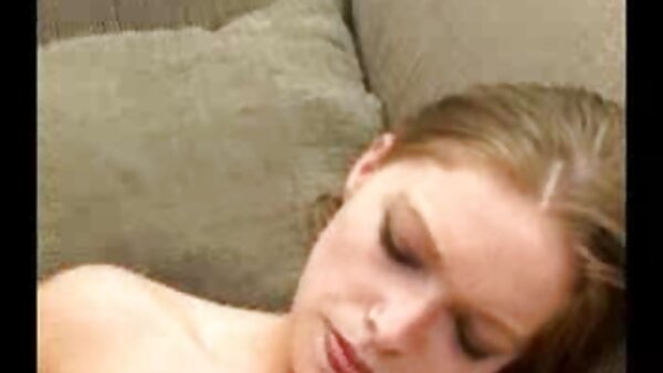 Leah Luv yang menakjubkan video lucah seks membuat bahagian punggungnya dicucuk kuat di atas katil bujang.