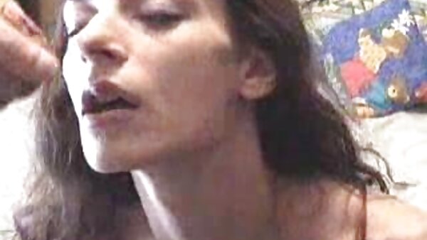 Coklat babe Ana Foxxx memberikan blowjob video lucah dalam kereta patuh