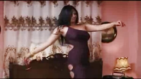 Babe berambut hitam memikat video video lucah melayu Sunny Leone menghulurkan kaki untuk menggembirakan celahnya